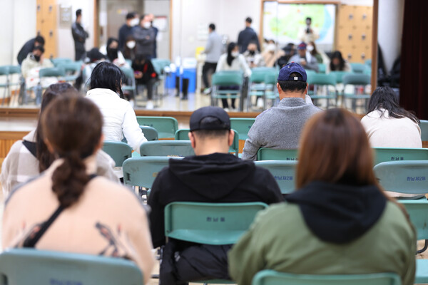 30일 시민들이 서울 용산구 한남동 주민센터에서 이태원 핼러윈 인명사고 관련 실종자 접수를 하고 대기하고 있다. /연합