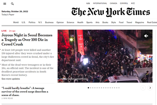 뉴욕타임스는 홈페이지 상단에 속보창을 띄워 이태원 참사 소식을 실시간으로 전하고 있다. /뉴욕타임스 홈페이지 캡처