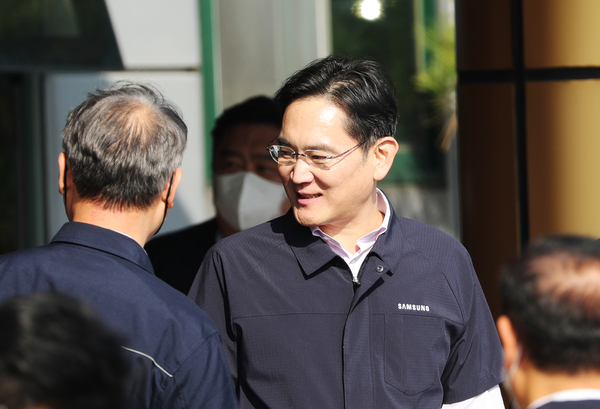 사진은 지난 28일 이재용 삼성전자 회장이 광주광역시 평동산업단지에 있는 삼성전자 협력회사를 방문한 모습. /연합