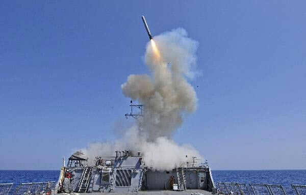 이지스 구축함서 발사되는 토마호크 순항미사일. 한반도와 중국 일부가 사정권에 들어간다. 미 해군 제공. /연합