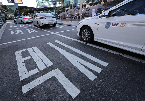 다음 달 22일부터 49년 만에 개인택시 부제가 일괄 해제된다. 사진은 서울역 택시 승강장. /연합