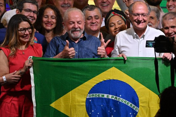 브라질 대선 후보로 나섰던 루이스 이나시오 룰라 다 시우바(가운데)가 10월 30일(현지시간) 대선 결선 투표에서 승리한 직후 브라질 상파울루에서 엄지를 치켜들며 환호하고 있다. /AFP=연합