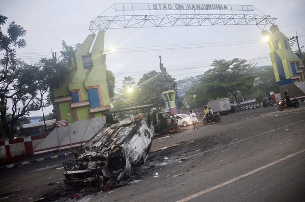 인도네시아 경찰이 동부 자바에서 열린 축구 경기에서 폭동이 일어나 최소 127명이 사망했다고 밝혔다고 로이터통신 등이 2일(현지시간) 보도했다. /AFP=연합