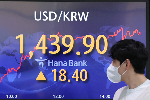 지난달 28일 오후 서울 중구 하나은행 딜링룸 화면에 원/달러 환율이 표시돼 있다. 이날 장 중 1,440원을 돌파한 원/달러 환율은 18.4원 오른 1,439.9원 마감됐다. /연합