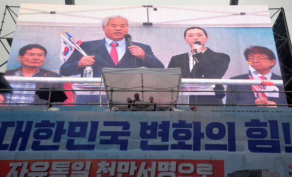 3일 국민대회에서 연설 중인 전광훈 목사(가운데 왼쪽)의 모습이 대형 스크린에 비춰지고 있다. /김석구 기자