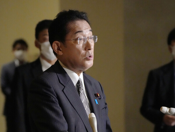 기시다 후미오 일본 총리가 지난 29일 오후 일본 총리관저에서 약식 기자회견을 하고 있다. /연합