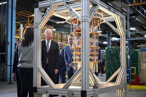 조 바이든 미국 대통령이 6일(현지시간) 뉴욕주 포킵시의 IBM 시설에서 양자컴퓨터를 보고 있다. /AFP=연합