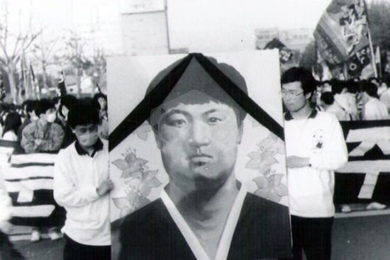 1991년 명지대학교 1학년생이던 강경대 군의 영결식 행렬.