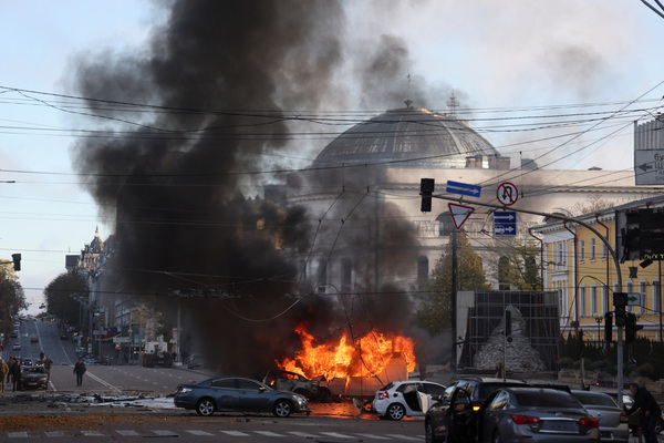 러시아의 우크라이나 침공이 계속되는 가운데 10일(현지신간) 우크라이나 수도 키이우에서 미사일 공습으로 큰 폭발이 이어졌다. 공습을 받은 자동차가 검은 연기를 내며 불타고 있다. /로이터=연합