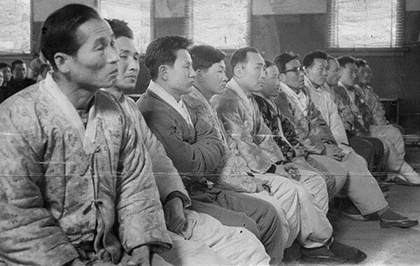 1974년 2차 인혁당 사건 재판현장. 사형이 선고된 8명은 대법원 상고가 기각된 지 20여시간 만에 형이 집행돼 당시 박정희 정권은 '사법살인'을 자행했다는 비난을 받았다.