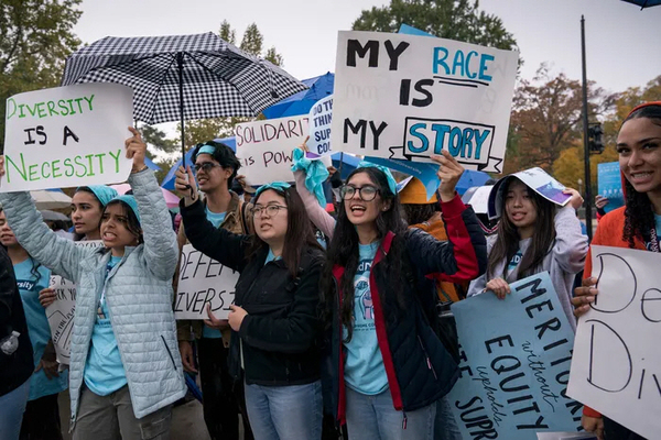 소수인종 배려입학 제도 합헌 여부 심리가 이뤄지는 31일(현지시간) 미 연방대법원 밖에서 ‘제도 유지’를 요구하는 학생들이 시위를 벌이고 있다. /AP=연합