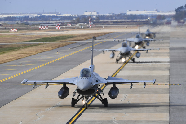 한미 공군이 지난달 31일부터 오는 4일까지 대규모 연합공중훈련 ‘비질런트 스톰(Vigilant Storm)’을 실시하고 있다. 사진은 훈련에 참가한 한국 공군 KF-16 전투기가 군산기지에서 이륙을 위해 활주로로 이동하는 모습. /연합