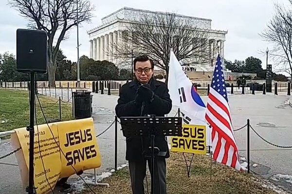 지난 1월 제43차 워싱턴 D.C 통일 광장 기도회에서 연설 중인 로렌스 리 목사. 리 목사는 매주 화요일 오전 링컨 기념관 앞 광장에서 기도회를 열고 있다. /유튜브 영상 캡처 