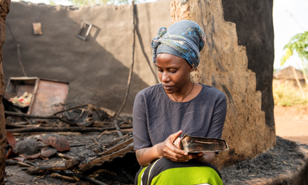 VOMK가 최근 공개한 ‘나이지리아의 레베카’의 한 장면. 잿더미가 된 집의 잔해에서 건진 성경을 들고 있는 레베카. /VOMK