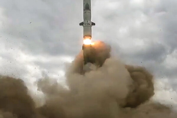 1일(현지시간) 러시아 중부 군관구에서 운용하는 이스칸데르-M 미사일이 우크라이나 군사시설을 향해 발사되고 있다. 러시아 국방부 제공 영상 캡처. /타스=연합