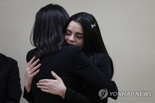 김건희 여사가 이태원 참사로 인해 사망한 고인의 미국인 여자친구를 안아주고 있다. /연합