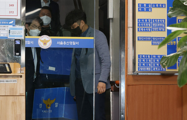 2일 오후 서울 용산경찰서에서 압수수색을 마친 경찰 특별수사본부(특수본) 관계자가 청사에서 나오고 있다. /연합