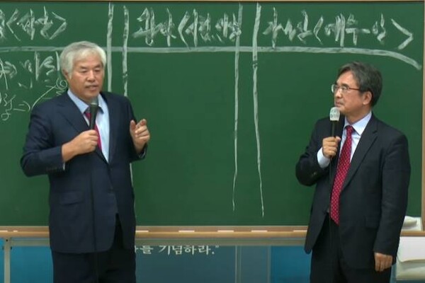 6일 유튜브 ‘너알아TV’ 방송에서 '자유마을'에 대한 계획을 밝히고 있는 전광훈 목사(왼쪽)와 이희천 교수. /유튜브 영상 캡처