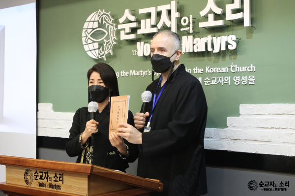  VOMK는 9일 서울 정릉 사무실에서 기자회견을 열어 ‘21세기 독자판 존 로스 누가복음’ 발행을 공식적으로 발표했다. /VOMK