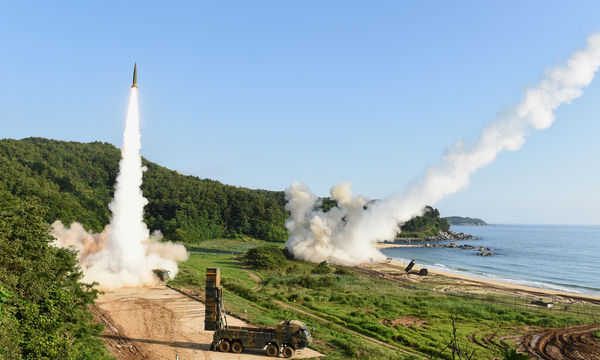 현무-Ⅱ 지대지미사일과 전술용단거리 지대지 미사일인 에이태큼스(ATACMS)가 발사되는 장면. /연합