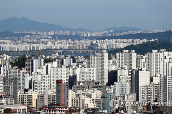 2020년 6월16일 서울 남산에서 바라본 하늘이 맑아 용산과 목동, 김포한강신도시(앞쪽부터) 등 서쪽 지역이 선명하게 보인다. /연합