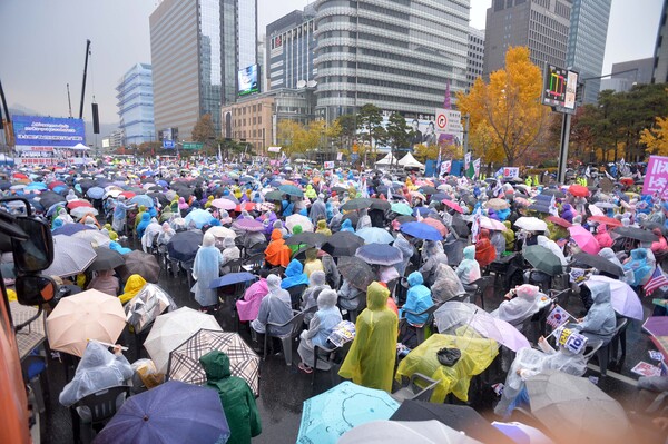 비가 오는 궂은 날씨에도 광화문에 모인 우파 시민들은 질서 정연한 모습을 보이며 집회에 참석했다. /김석구 기자