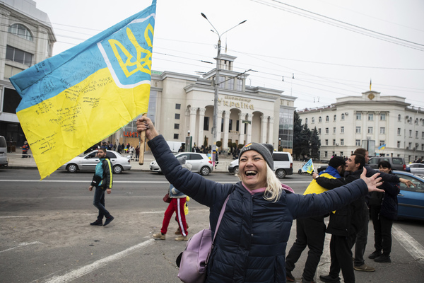 러시아군이 퇴각하고 우크라이나군이 탈환한 남부도시 헤르손 시내에서 12일(현지시간) 주민들이 모여 기뻐하고 있다. /AP=연합