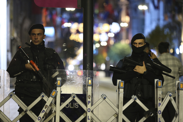13일(현지시간) 밤 폭발이 일어난 튀르키예 이스탄불 거리 초입에 경찰이 차단막을 설치했다. 이날 이스탄불 시내의 한 상업 중심가에서 원인 미상의 폭발이 발생해 6명이 숨지고 수십 명이 다쳤다. /AP=연합