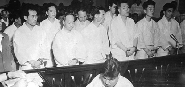 1961년 5.16 혁명 직후 북한 동조 혐의로 폐간된 민족일보 대표 조용수와 관련자들이 혁명재판정에서 재판을 받는 모습. 조용수는 간첩혐의로 사형을 선고 받고 그 해 12월 사형이 집행됐다.