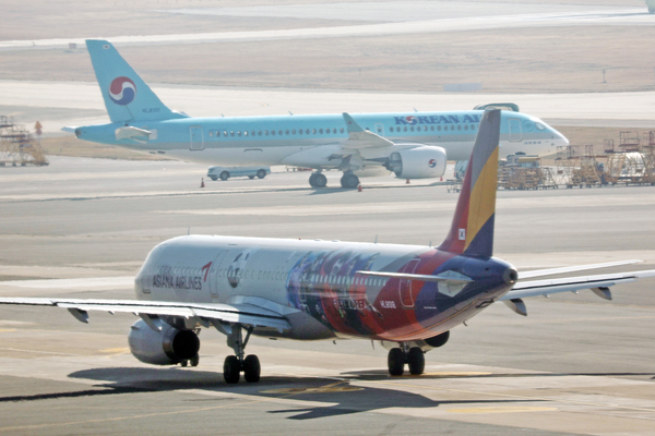 미국이 대한항공과 아시아나항공의 합병에 대해 추가 심사를 진행하기로 했다. 김포공항에 계류 중인 대한항공과 아시아나항공 여객기. /연합