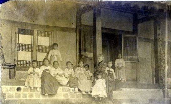 이화학당 학생들과 메리 스크랜튼 여사. /스크랜튼 기념사업회