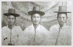 독립협회 평양지회 회원으로 활동할 때의 도산 안창호(가운데)의 모습.