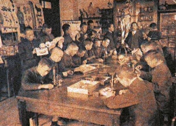 1920년대 배재학당 화학수업 광경. 기독교인과 근대국가 인재 양성을 추구한 배재학당에서는 성경과 영어 뿐 아니라 인문‧사회‧자연과학 등 근대교육 교과목을 가르쳤다.