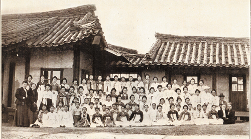 1907년 숭의여학교 학생들의 모습. /숭의학원