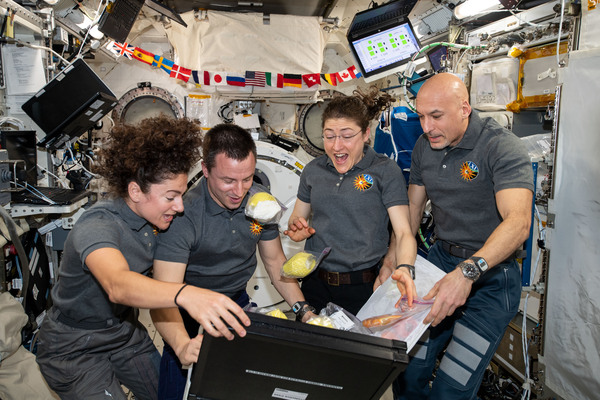 국제우주정거장(ISS)의 승무원들이 보급선을 통해 배달된 신선한 과일을 보며 웃고 있는 모습. 지금껏 개발된 우주식품은 200여종에 달하지만 냉동건조 식품이 70~75%를 차지해 과일·채소 등 신선식품의 원활한 공급을 위해 우주에서 직접 식물을 재배하는 연구가 이뤄지고 있다. /NASA