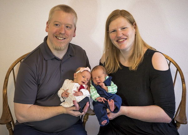 미국 오리건주 포틀랜드에서 거주하는 필립 리지웨이(왼쪽), 레이첼 리지웨이 부부가 30년전 기증된 배아를 이용해 출산한 쌍둥이 남매 리디아와 티머시를 안고 있다. /연합