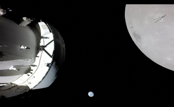 달 탐사 캡슐 오리온이 포착한 지구(가운데)와 달(오른쪽). /NASA 제공