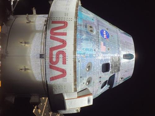 태양광 패널에 장착된 카메라로 잡은 오리온의 ‘우주 셀카’. /NASA 제공