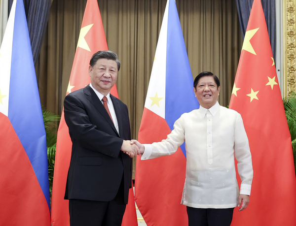 17일 방콕에서 열린 중국 필리핀 정상회담에서 시진핑 중국 국가주석(좌)과 폐르디난드 마르코스 주니어 필리핀 대통령이 악수하고 있다. /신화=연합