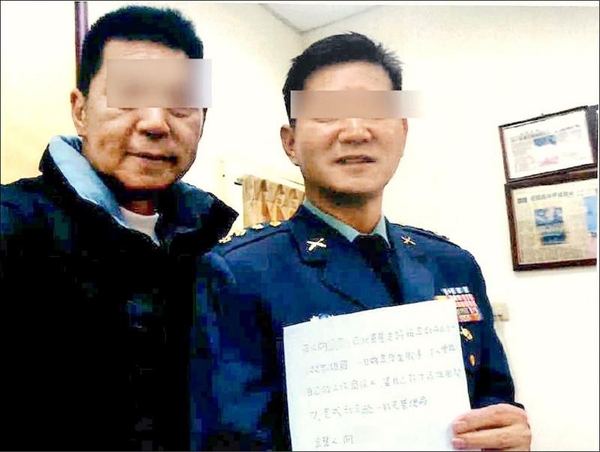 샹더언 대만육군 대령이 항복서약서를 들고 사진을 찍었다. /대만 자유시보 캡처