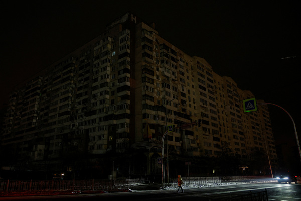 23일(현지시간) 러시아의 미사일 공습으로 우크라이나 수도 키이우에 전기 공급이 끊긴 가운데 아파트 건물 전체가 어둠에 잠겨 있다. /로이터=연합