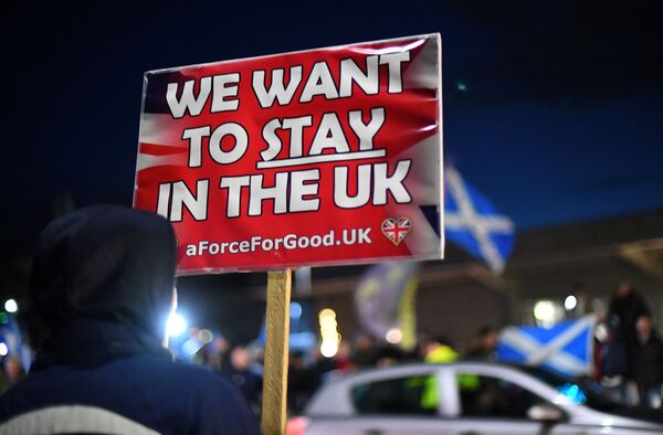 스코틀랜드독립 반대 지지자들이 23일(현지시간) 대법원이 스코틀랜드 독립투표에 제동을 거는 판결을 내린 후 에든버러의 스코틀랜드 의회 앞에서 시위하고 있다. /AFP=연합