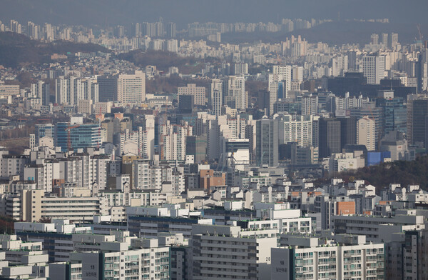 27일 남산에서 바라본 서울시내 아파트 단지. 한국부동산원 조사에 따르면 이번주 서울 아파트 매매수급지수는 67.9로, 지난주(69.2)보다 더 떨어졌다. 매매수급지수가 기준선인 100보다 낮을수록 시장에 집을 사려는 사람보다 팔려는 사람이 많다는 것을 의미한다. /연합