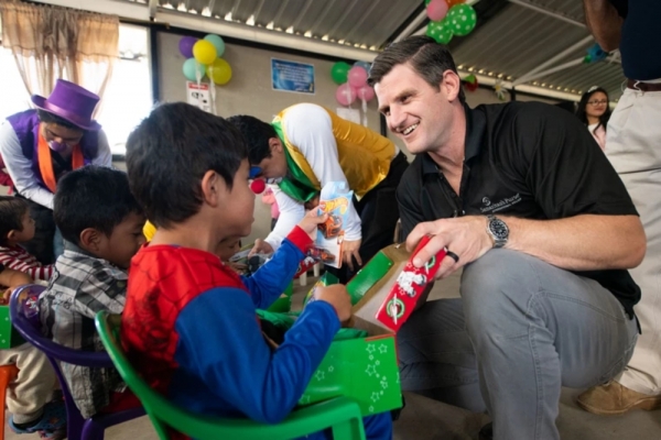 2019년 에콰도르에서 에드워드 그래함 사마리안퍼스 부사장이 신발 선물 상자를 어린이에게 나눠주고 있다. /사마리안퍼스