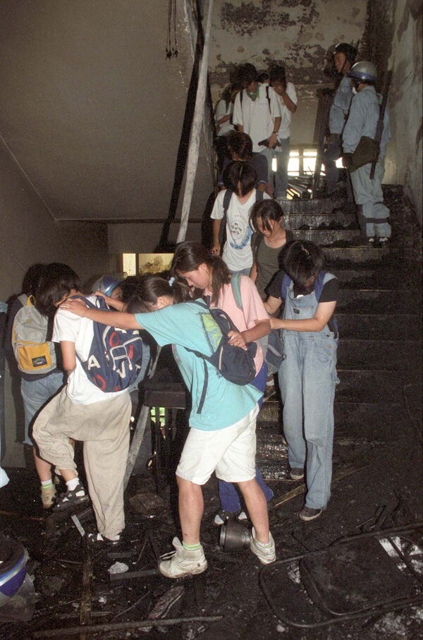 1996년 8월 연세대 종합관 등에서 경찰과 대치하며 농성하던 학생들이 경찰의 진압으로 연행되고 있다. /김석구 기자