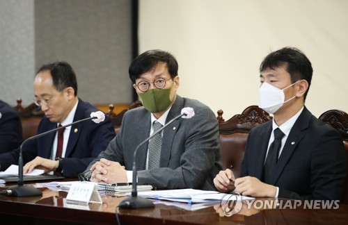 이창용 한국은행 총재가 28일 서울 중구 은행회관에서 열린 비상거시경제금융회의에서 질문에 답변하고 있다. /연합