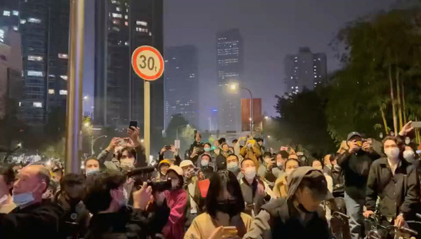 중국 전역에서 ‘제로코로나’ 반대시위가 번지는 가운데, 쓰촨성 성도 청두 시위에서 시민들이 연설 및 언론의 자유를 요구하고 있다. 사진은 로이터 통신이 입수해 27일 공개한 일자 미상의 소셜미디어 동영상 장면을 캡처한 것이다. /로이터=연합