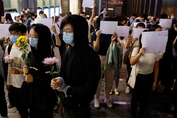 28일(현지시간) 홍콩에서 열린 중국 우루무치 화재참사 희생자 추모집회에서 시민들이 중국 정부의 ‘제로코로나’ 정책에 반대하는 의미로 백지를 들고 있다. 2020년 시행된 국가보안법으로 홍콩에서는 시위와 집회가 금지됐음에도 시민들은 이처럼 제로코로나 반대시위에 지지를 표했다. 전날엔 홍콩대와 홍콩과기대 학생들이 중국 내 시위에 연대하는 ‘백지 시위’를 했다. /로이터=연합