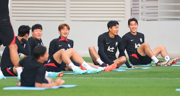 11월 30일(현지시간) 카타르 도하 알에글라 훈련장에서 2022 카타르 월드컵 조별리그 3차전 포르투갈과의 경기를 앞둔 한국 대표팀 선수들이 밝은 표정으로 훈련에 임하고 있다. /연합