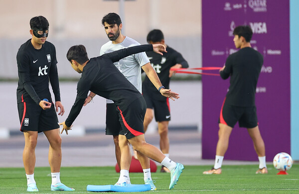 지난달 30일(현지시간) 카타르 도하 알에글라 훈련장에서 2022 카타르 월드컵 조별리그 3차전 포르투갈과의 경기를 앞둔 한국 대표팀 손흥민(왼쪽)과 이강인이 밸런싱 훈련을 하고 있다. 가운데는 필리페 쿠엘류 코치. /연합